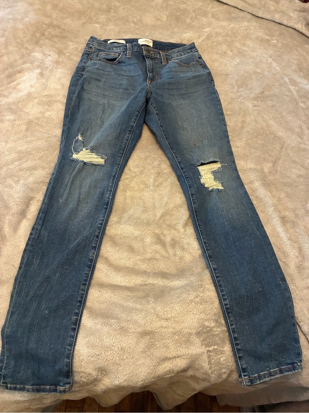 Universal Thread Women’s Distressed Skinny Jeans in Blue